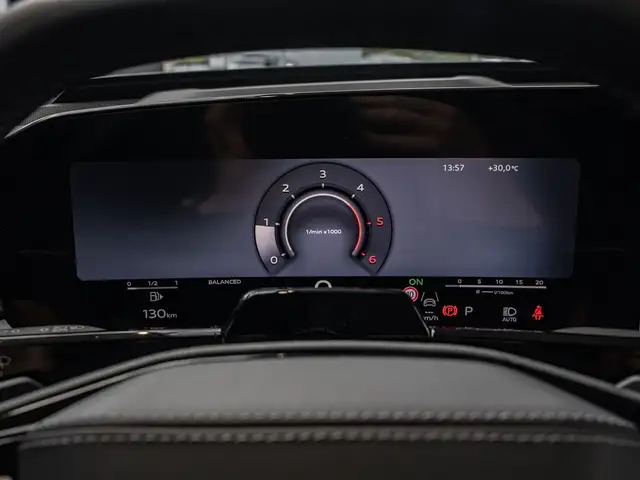 Audi Q7 view 11