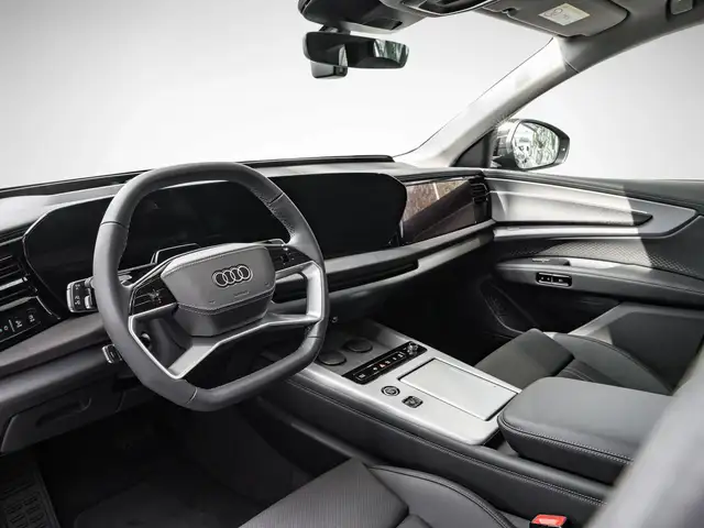 Audi Q7 view 8