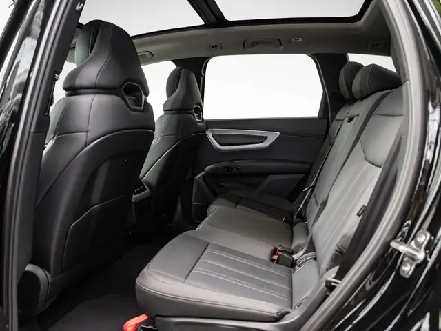 Audi Q7 view 10