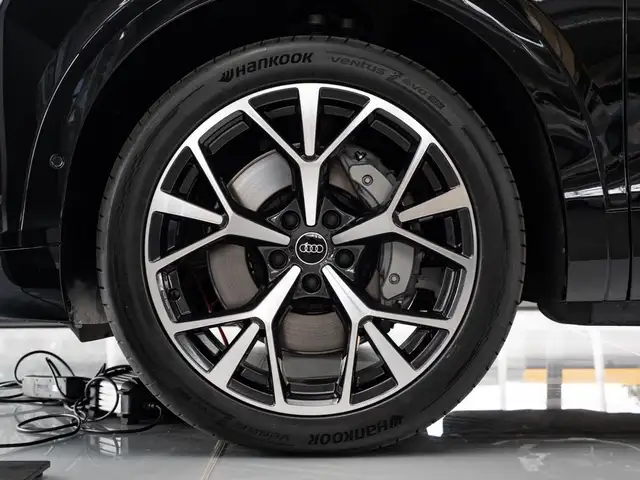 Audi Q7 view 7
