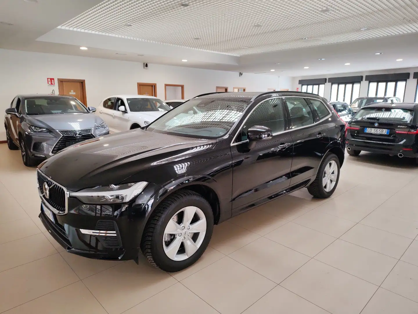 Volvo XC60 B4 (d) 197cv AWD MHEV Geartronic Momentum Pro 18” Nero - 1