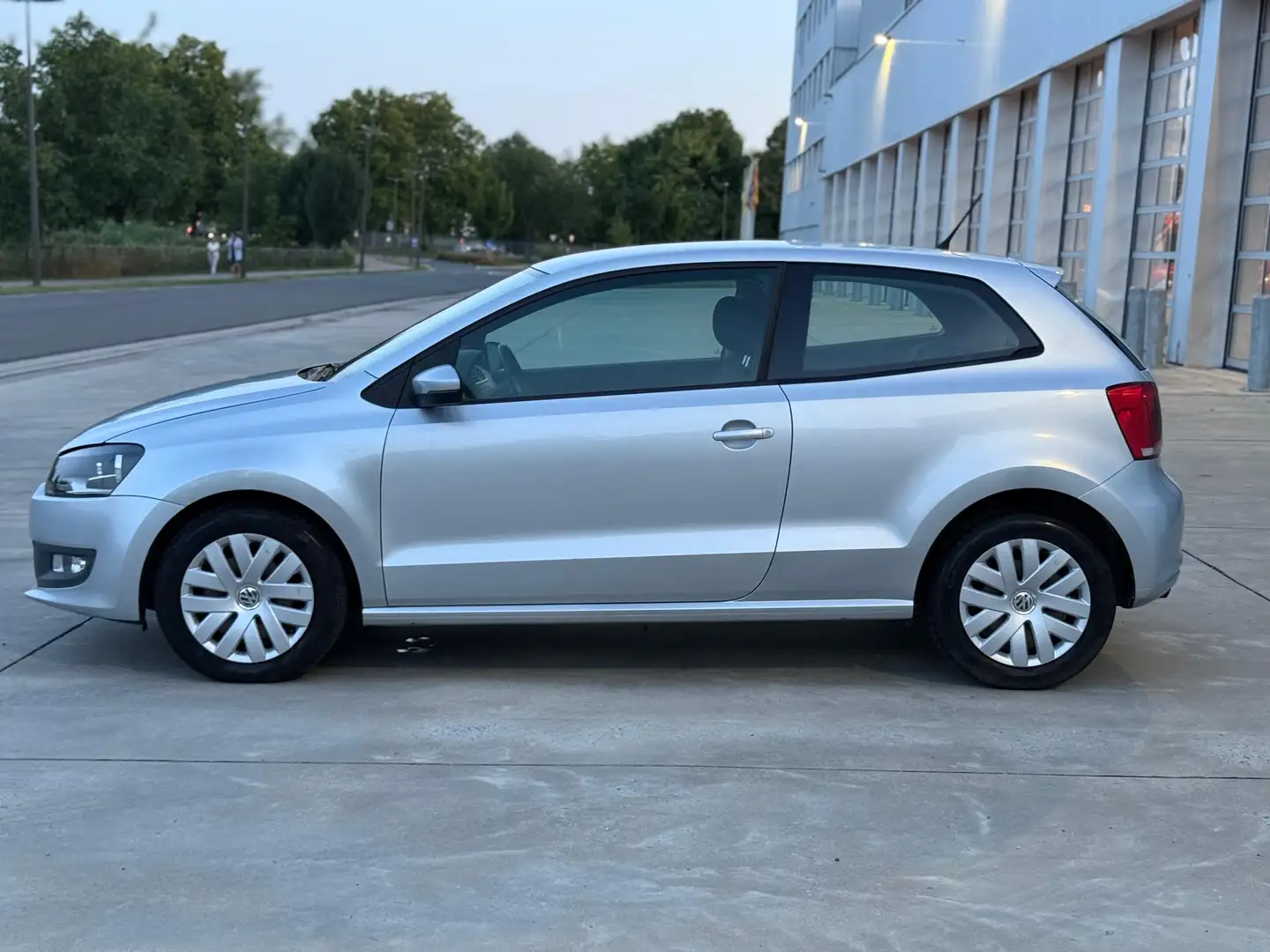 Volkswagen Polo 1.4 BENZINE AUTOMAAT | 42.000KM! | EERSTE EIGENAAR Zilver - 2