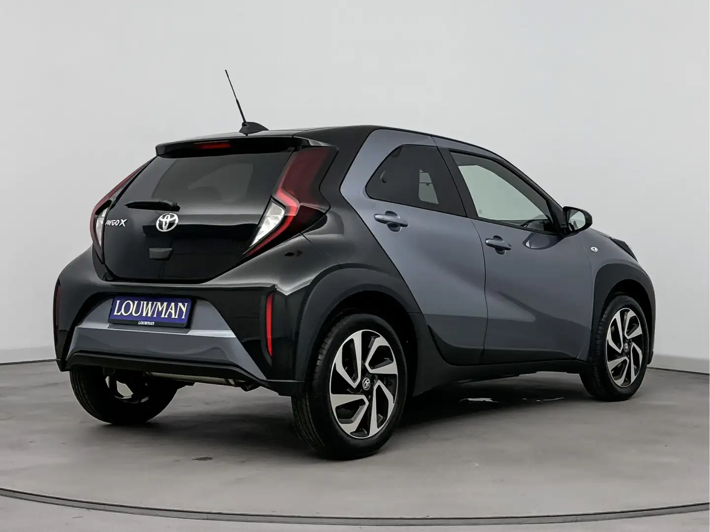Toyota Aygo X 1.0 VVT-i MT Pulse | Apple Carplay & Andoid Auto | Grijs - 2
