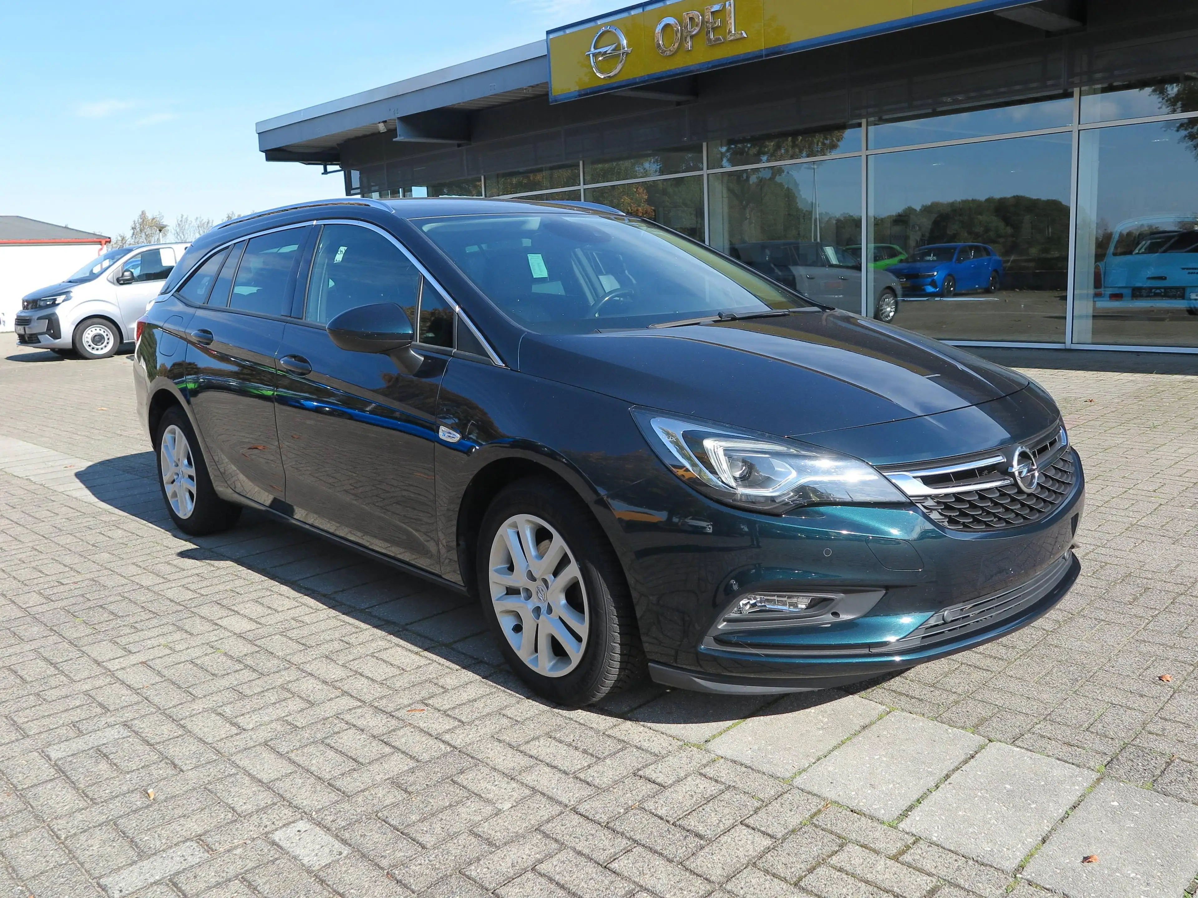 Opel Astra Sports Tourer Ultimate Start/Stop — photo 2
