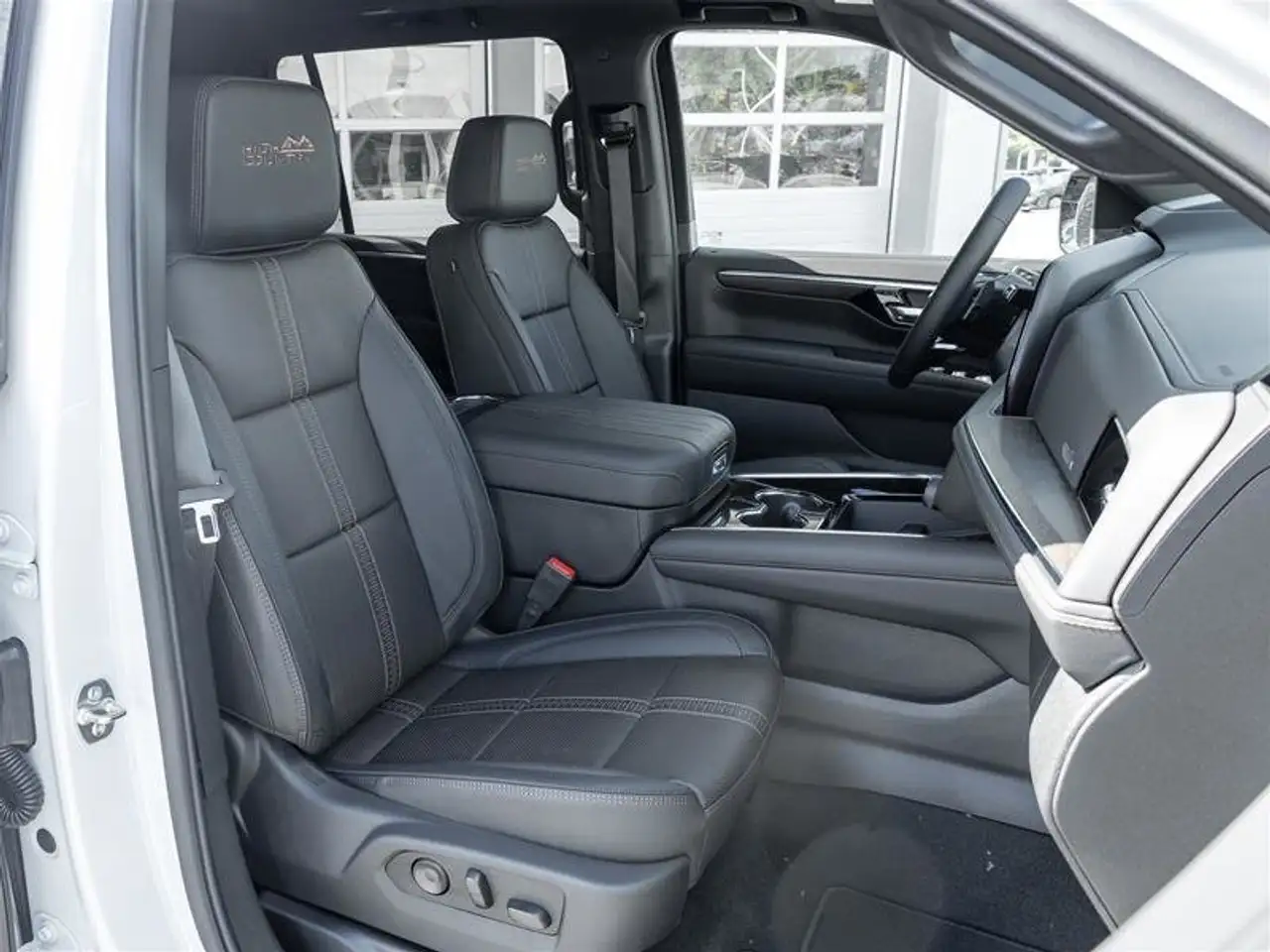 Chevrolet Suburban снимка Chevrolet Suburban