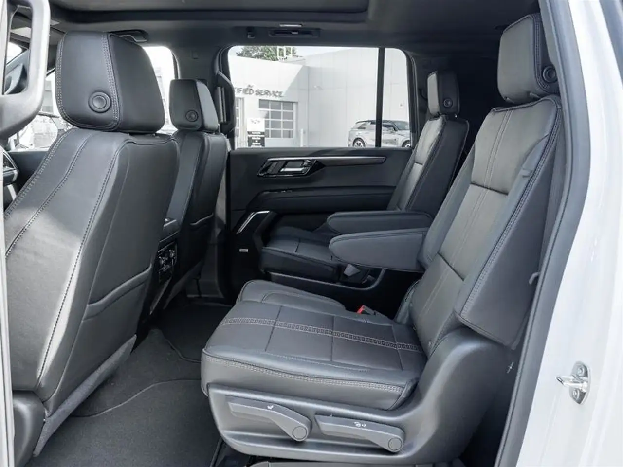 Chevrolet Suburban снимка Chevrolet Suburban