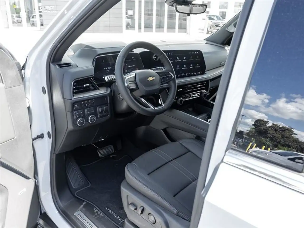 Chevrolet Suburban снимка Chevrolet Suburban