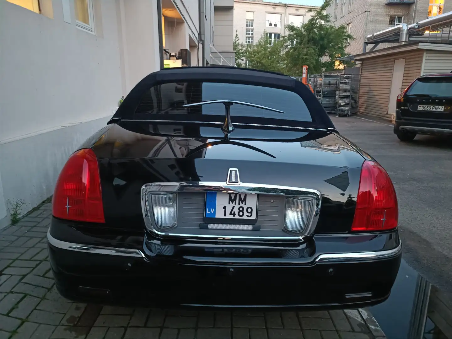 Lincoln Town Car - 1
