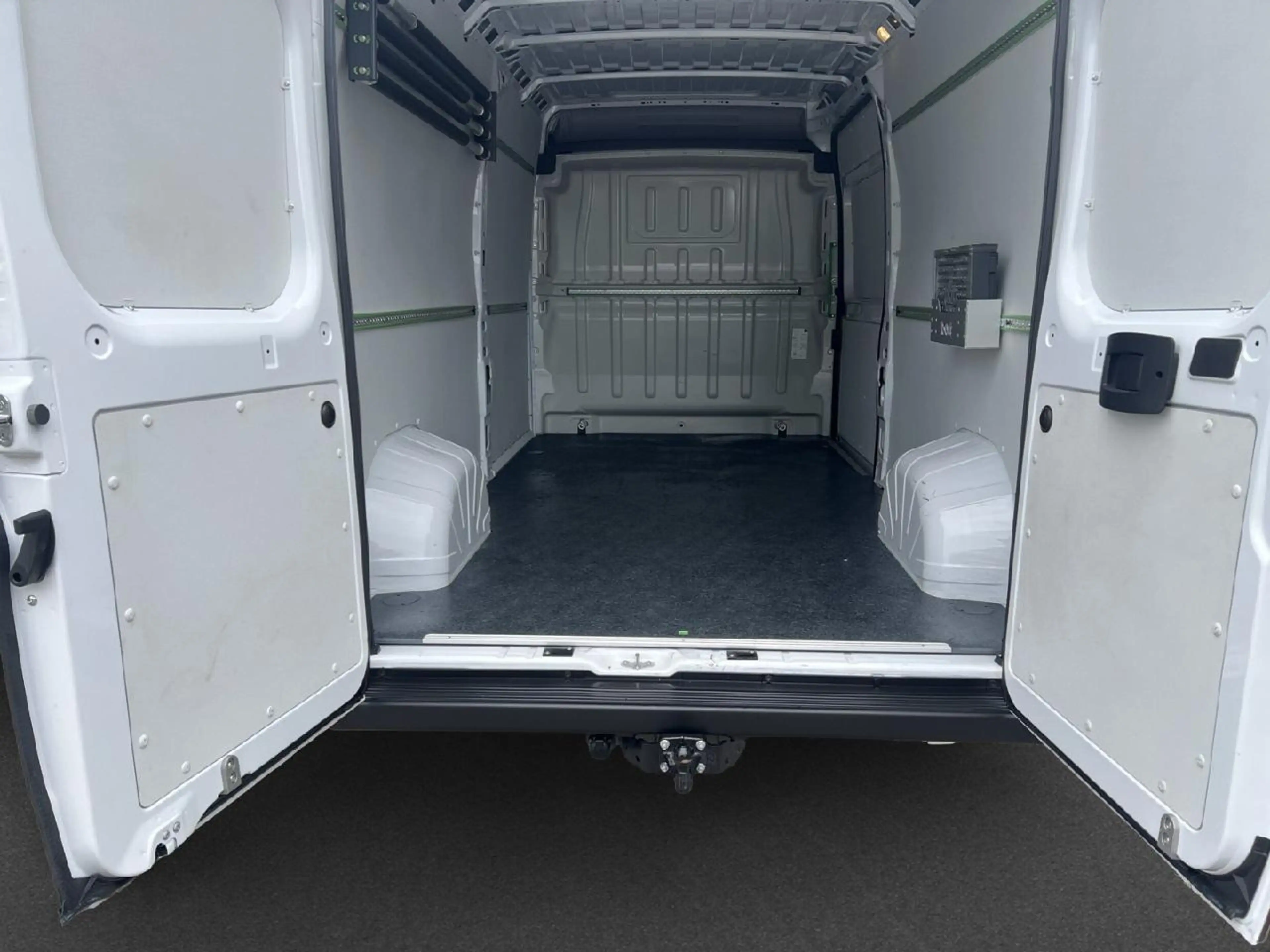 Peugeot Boxer 335 L3H2 Premium BlueHDi 140 Stop&Start — photo 10