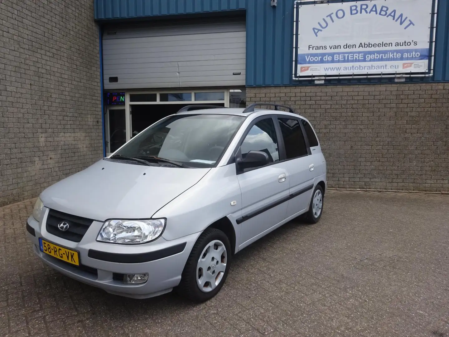 Hyundai Matrix 1.6i Active Cool Gris - 1