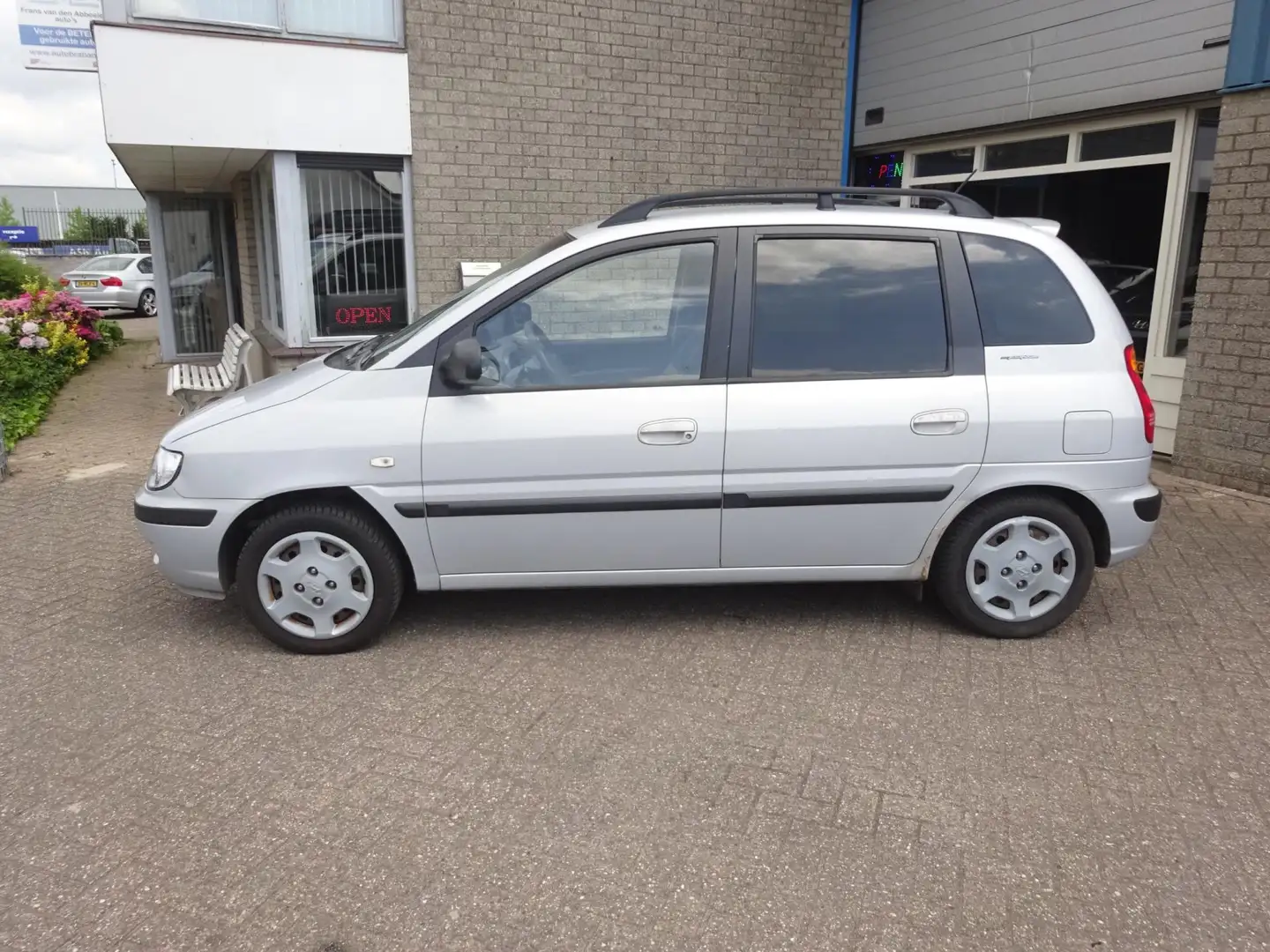 Hyundai Matrix 1.6i Active Cool Gris - 2