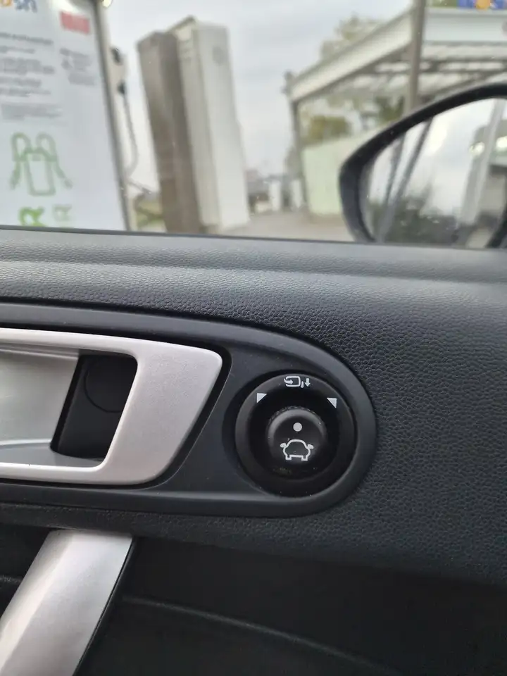 Ford Fiesta 3 portes — photo 10