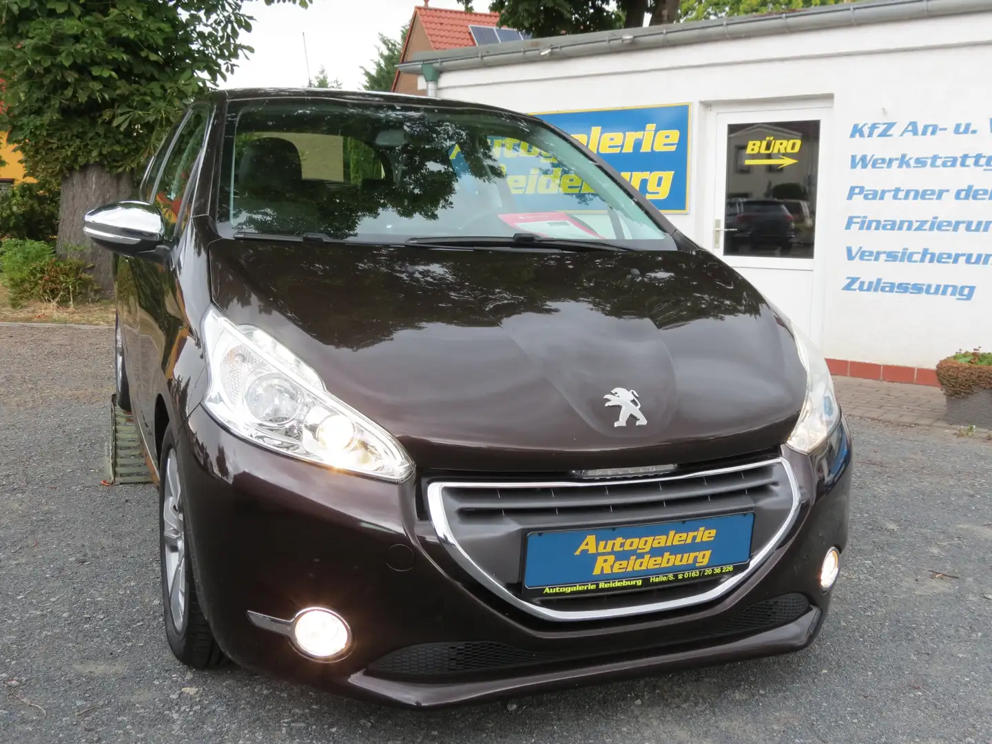 Peugeot 208 Allure 2.Hd. Klimaaut.!! Alu!!Teilleder!!Temp.!SHZ Brun - 1
