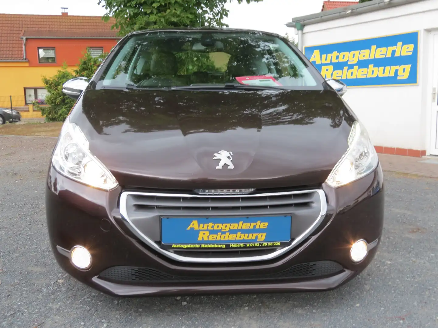 Peugeot 208 Allure 2.Hd. Klimaaut.!! Alu!!Teilleder!!Temp.!SHZ Brun - 2