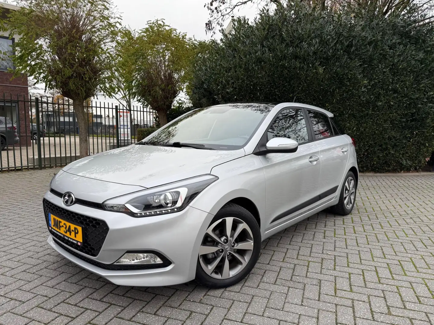 Hyundai i20 1.2 (4 cil.), AIRCO, Navigatie, Achteruitrijcamera Zilver - 1