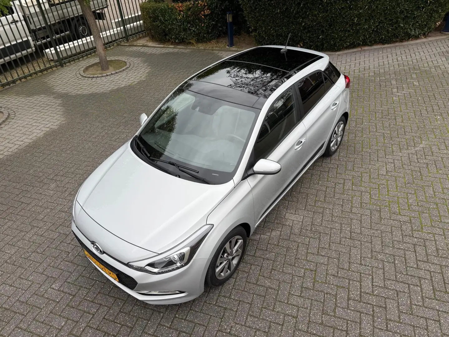 Hyundai i20 1.2 (4 cil.), AIRCO, Navigatie, Achteruitrijcamera Zilver - 2