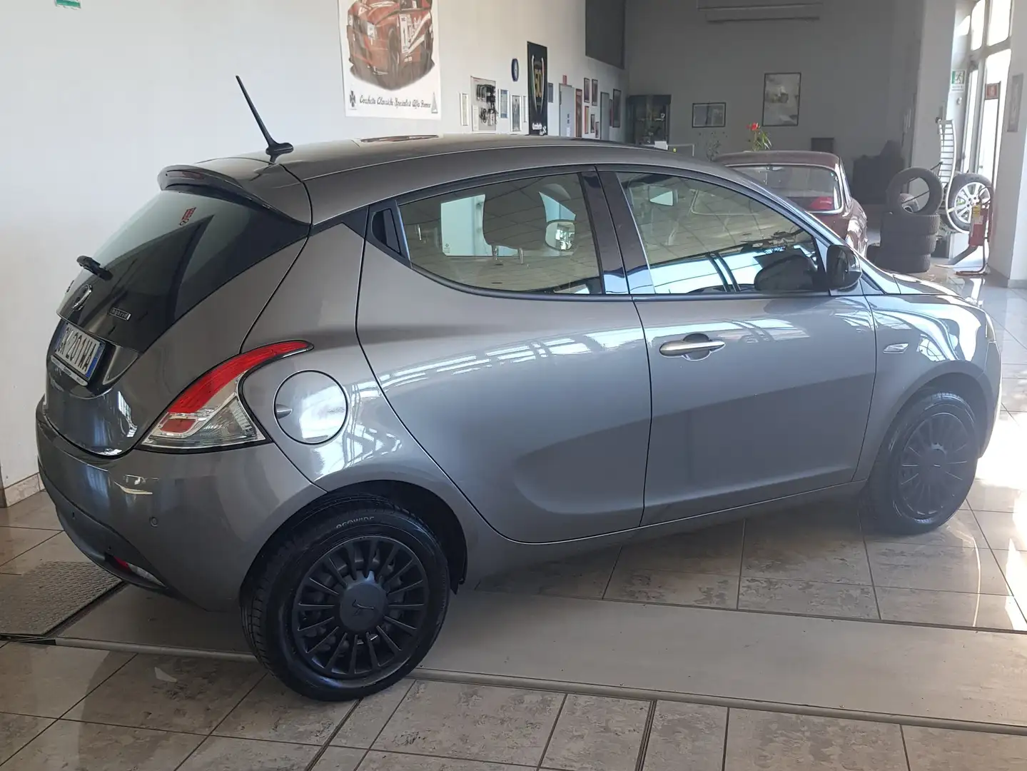 Lancia Ypsilon Ypsilon 1.0 firefly hybrid Silver s Gris - 2