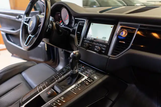 Porsche Macan view 15