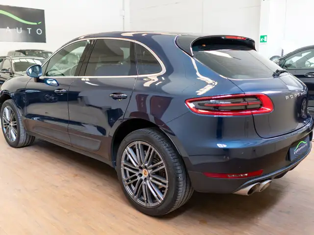 Porsche Macan view 3