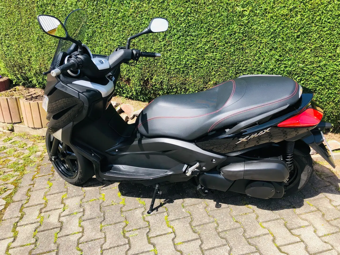 Yamaha X-Max 250 Automatik Černá - 1