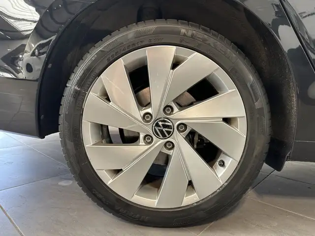 Volkswagen Golf view 3