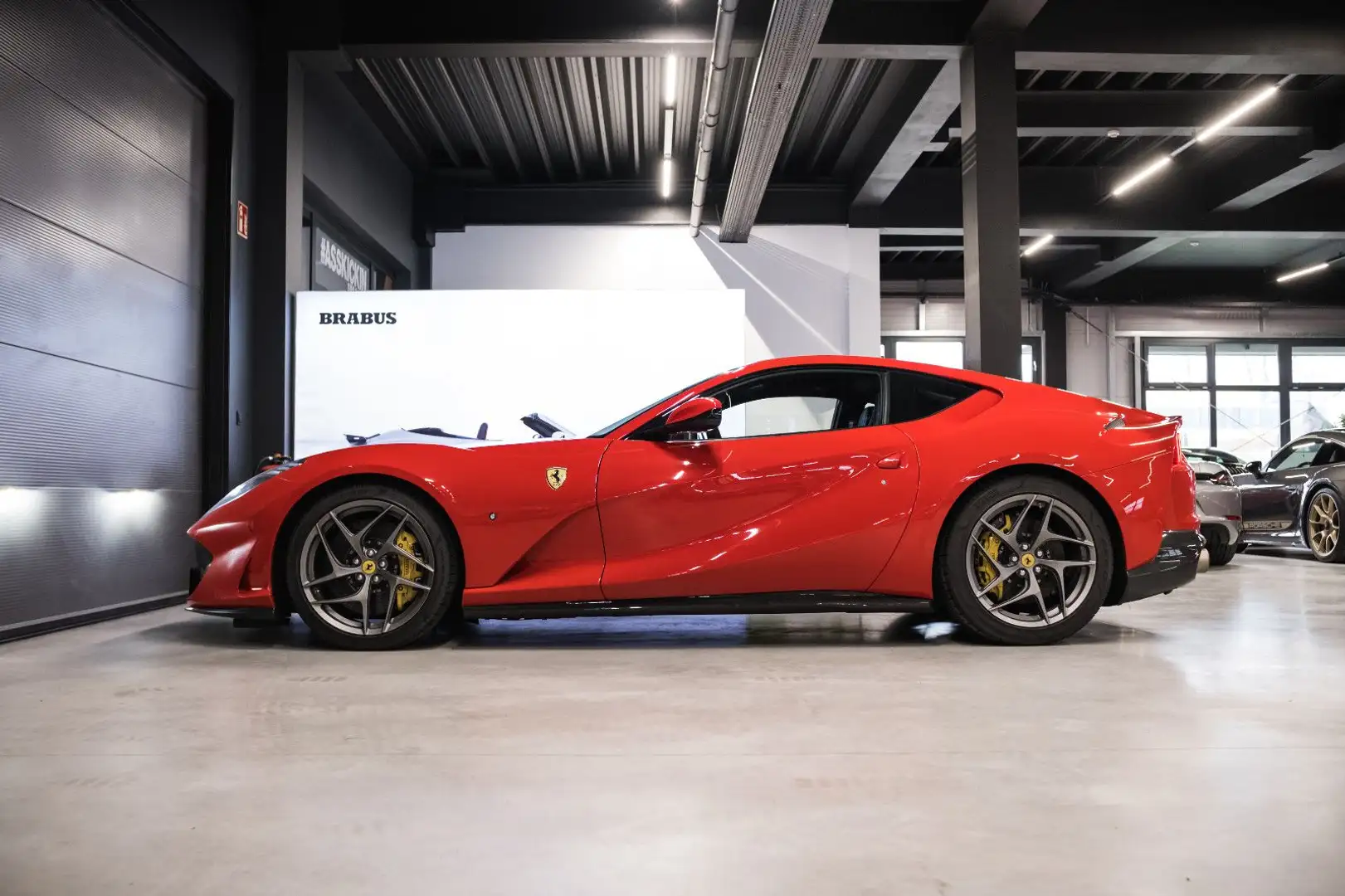 Ferrari 812 Superfast-Karbon-Lift-Kameras-Beif.-Display Rojo - 1