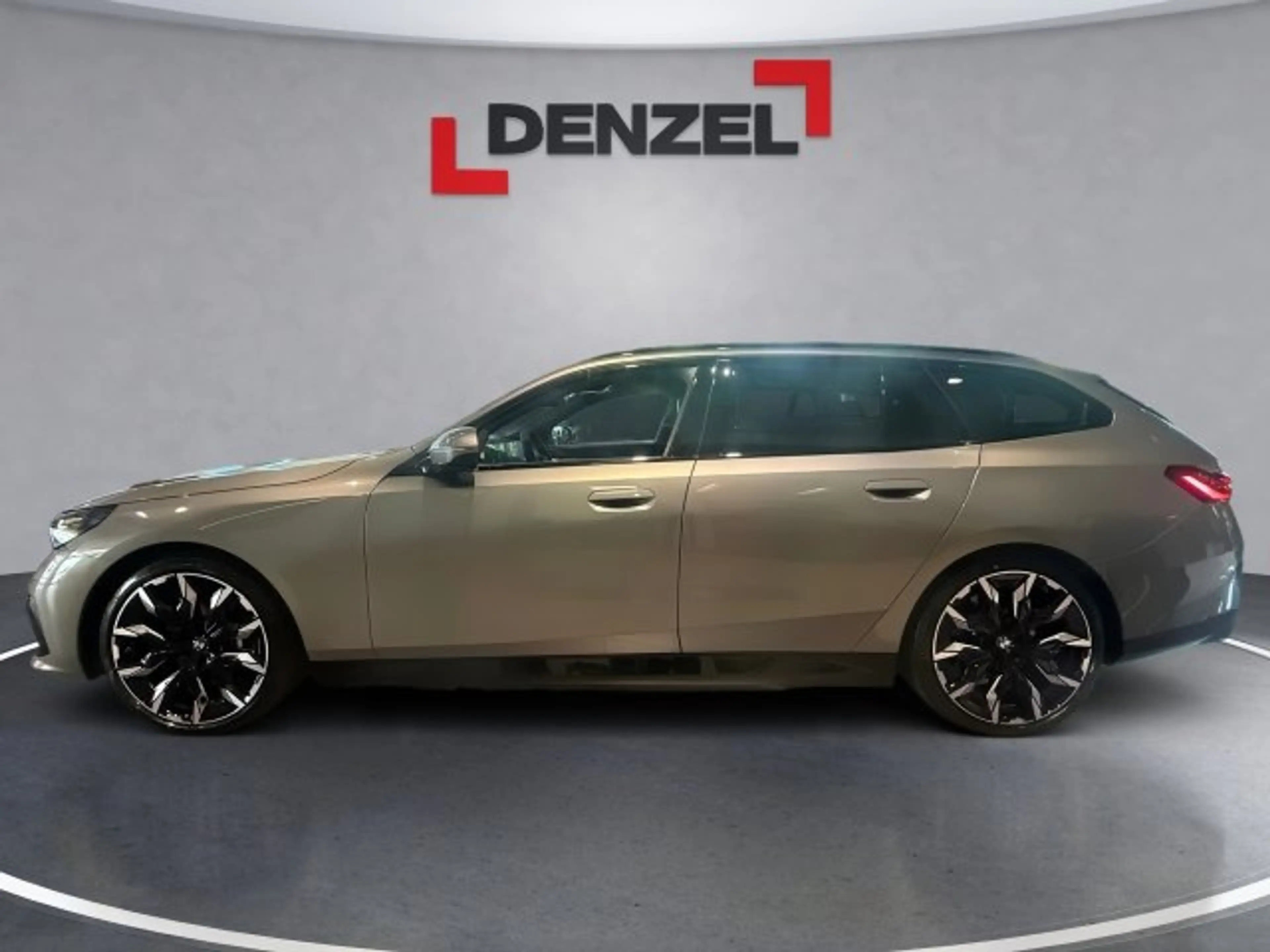 BMW i5 eDrive40 Touring — photo 2