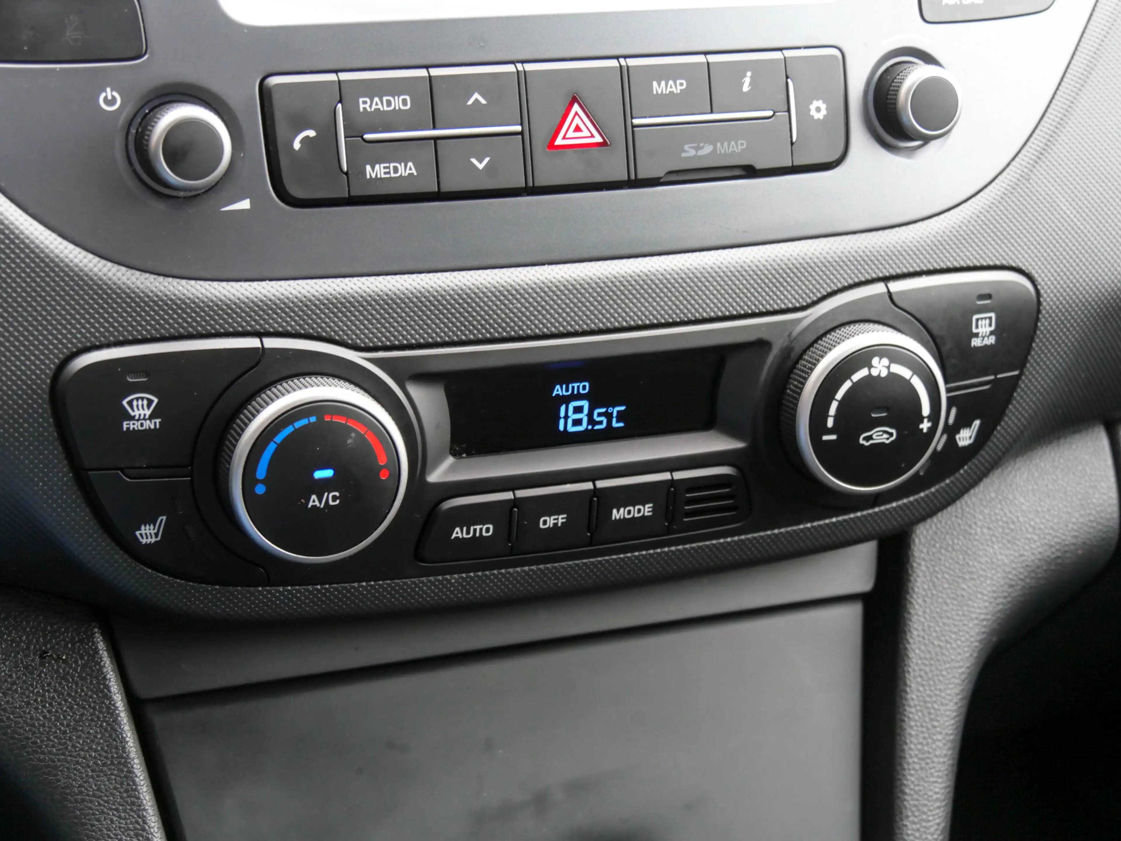 Hyundai i10 1.0i Premium | TREKHAAK | APPLE CARPLAY / ANDROID — photo 9