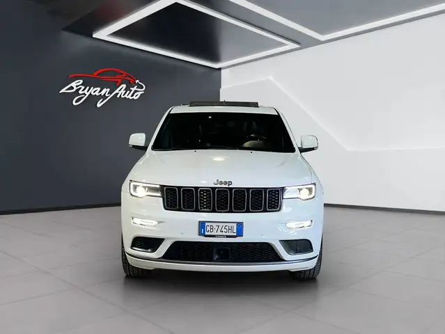 Jeep Grand Cherokee view 2