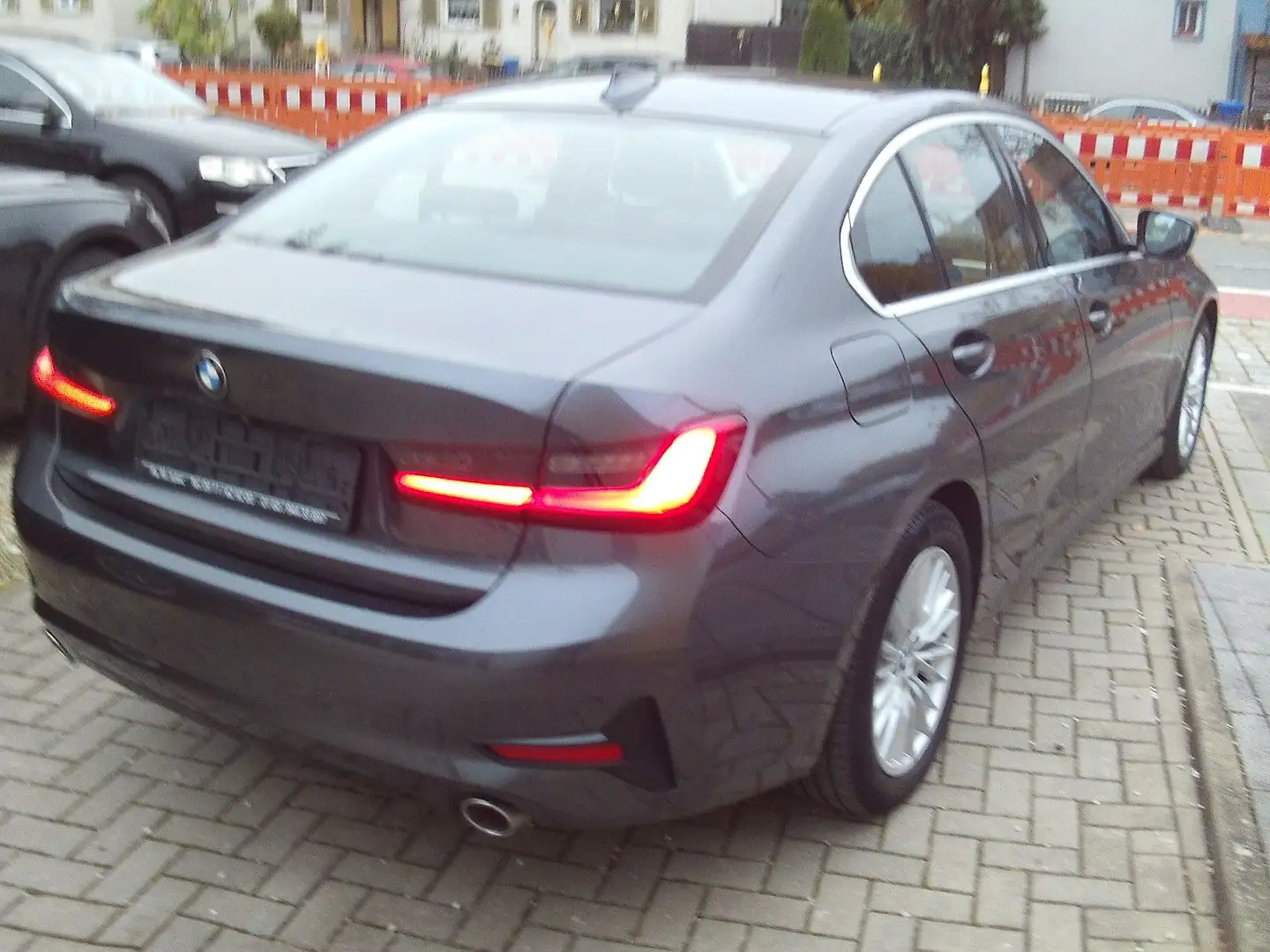 BMW 318 Baureihe 3 Lim. 318 d Sport Line Grau - 2