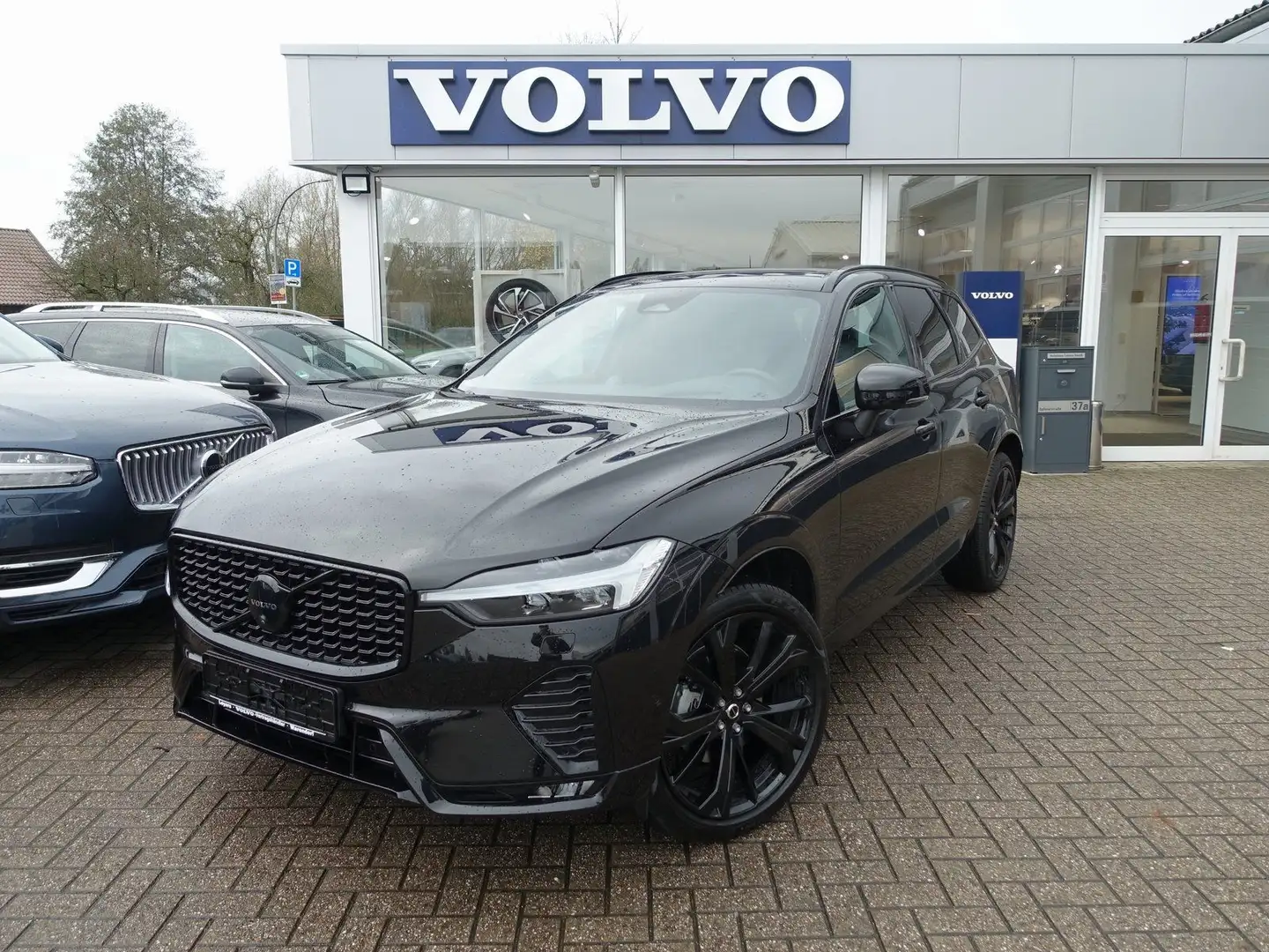 Volvo XC60 Black Edition Ultra B5 AWD/B&W/Pano/HeadUp Schwarz - 1