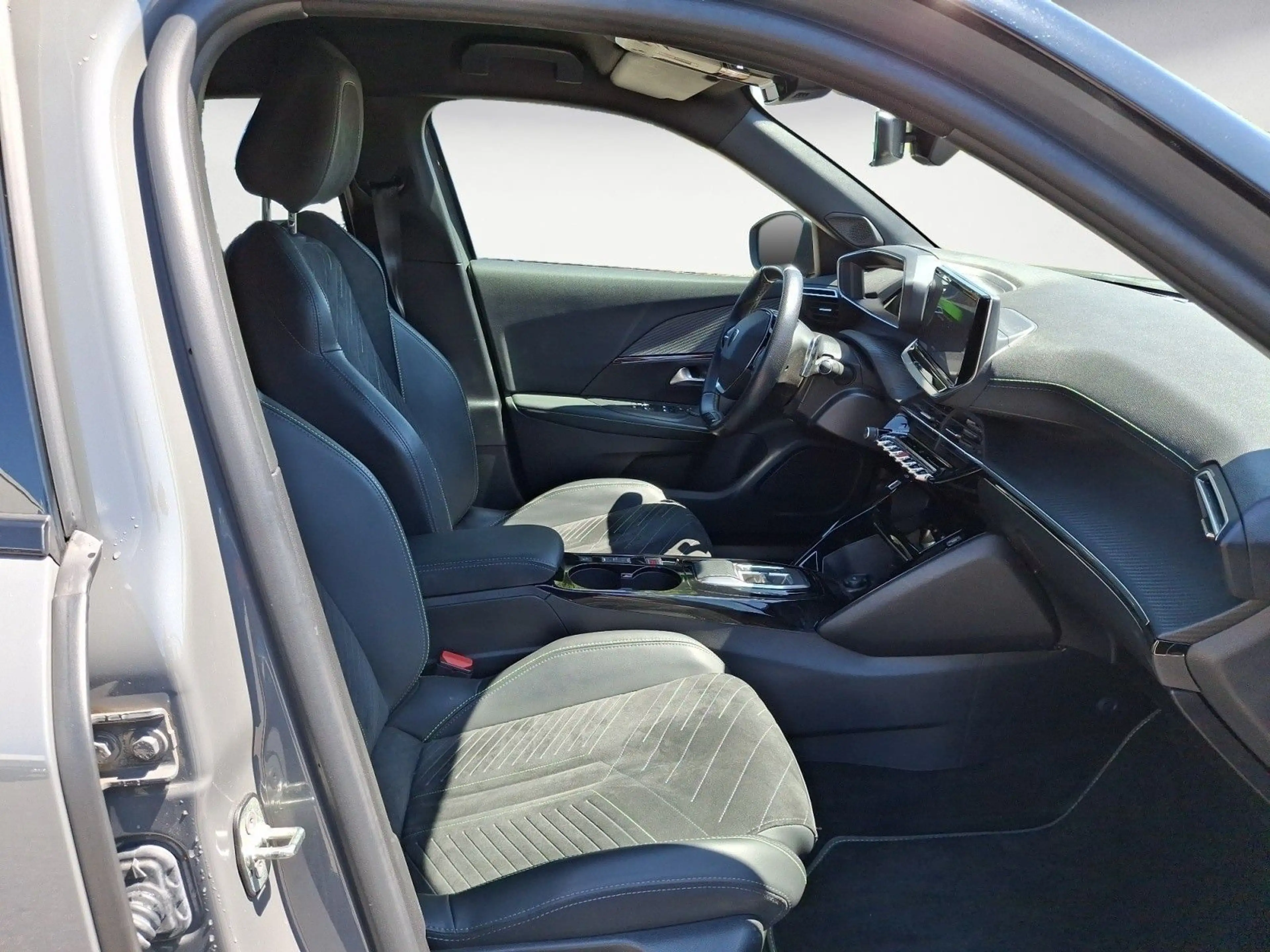 Peugeot 2008 GT *HiFi*Klima*PDC*LCD*DAB*Ambientelicht* — photo 15