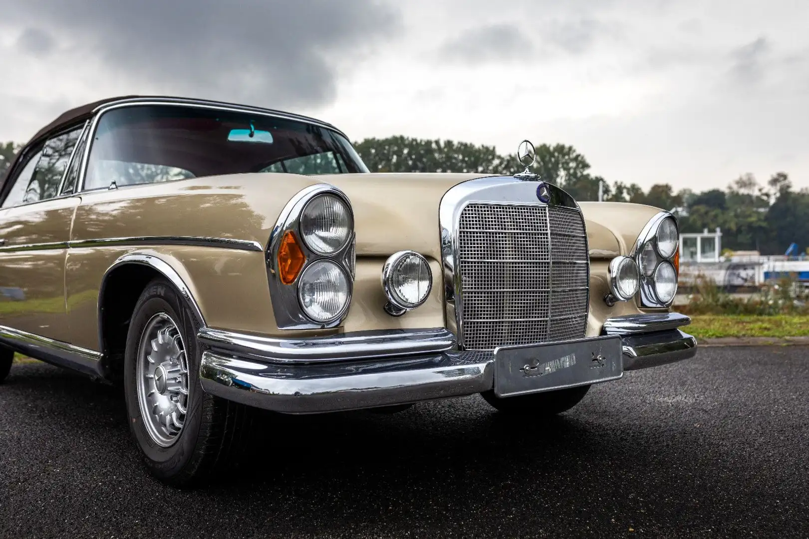 Mercedes-Benz 220 SEb Cabriolet Schaltwagen 2.Hd Goud - 1