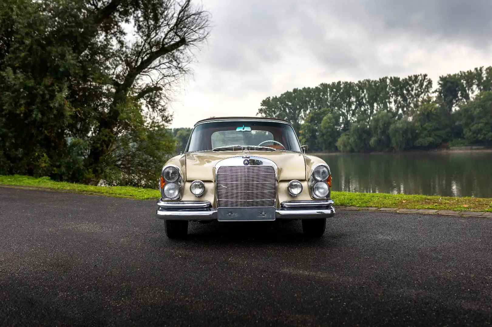 Mercedes-Benz 220 SEb Cabriolet Schaltwagen 2.Hd Goud - 2