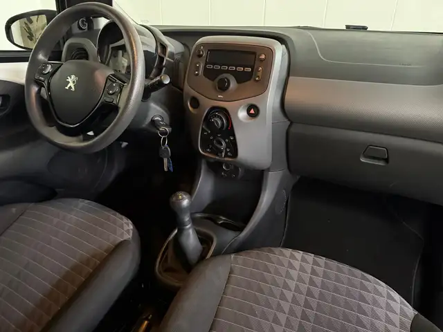 Peugeot 108 view 3