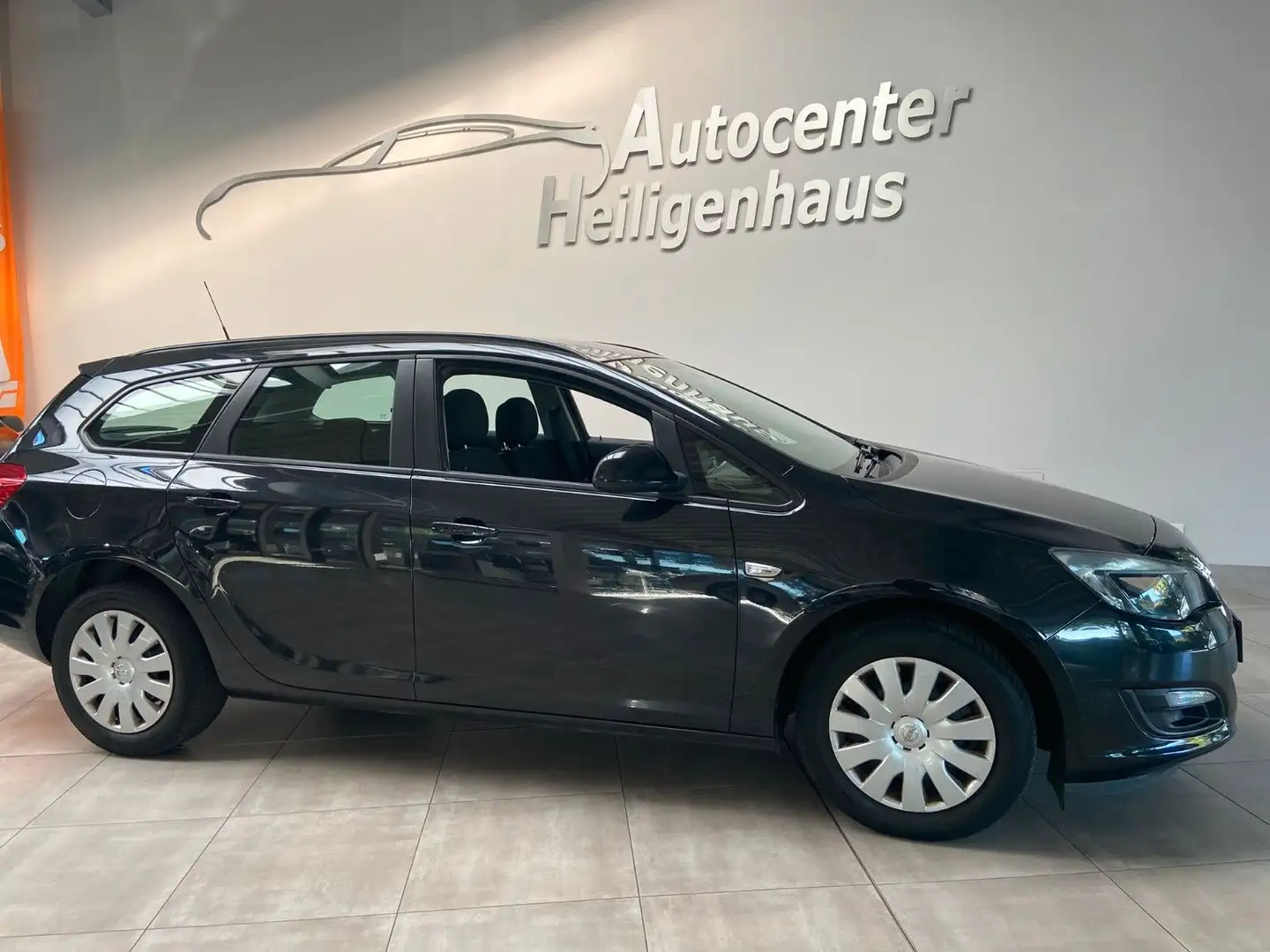 Opel Astra J 1.6 Sports Tourer Selection Klima Tempo Schwarz - 2