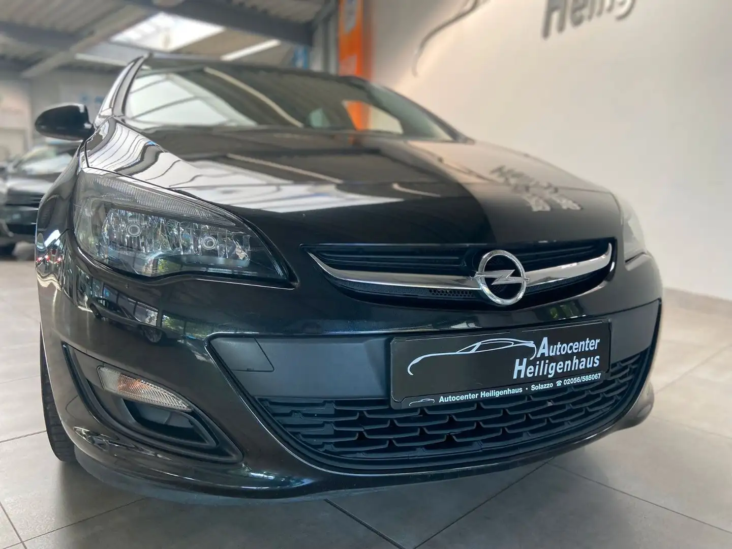 Opel Astra J 1.6 Sports Tourer Selection Klima Tempo Schwarz - 1