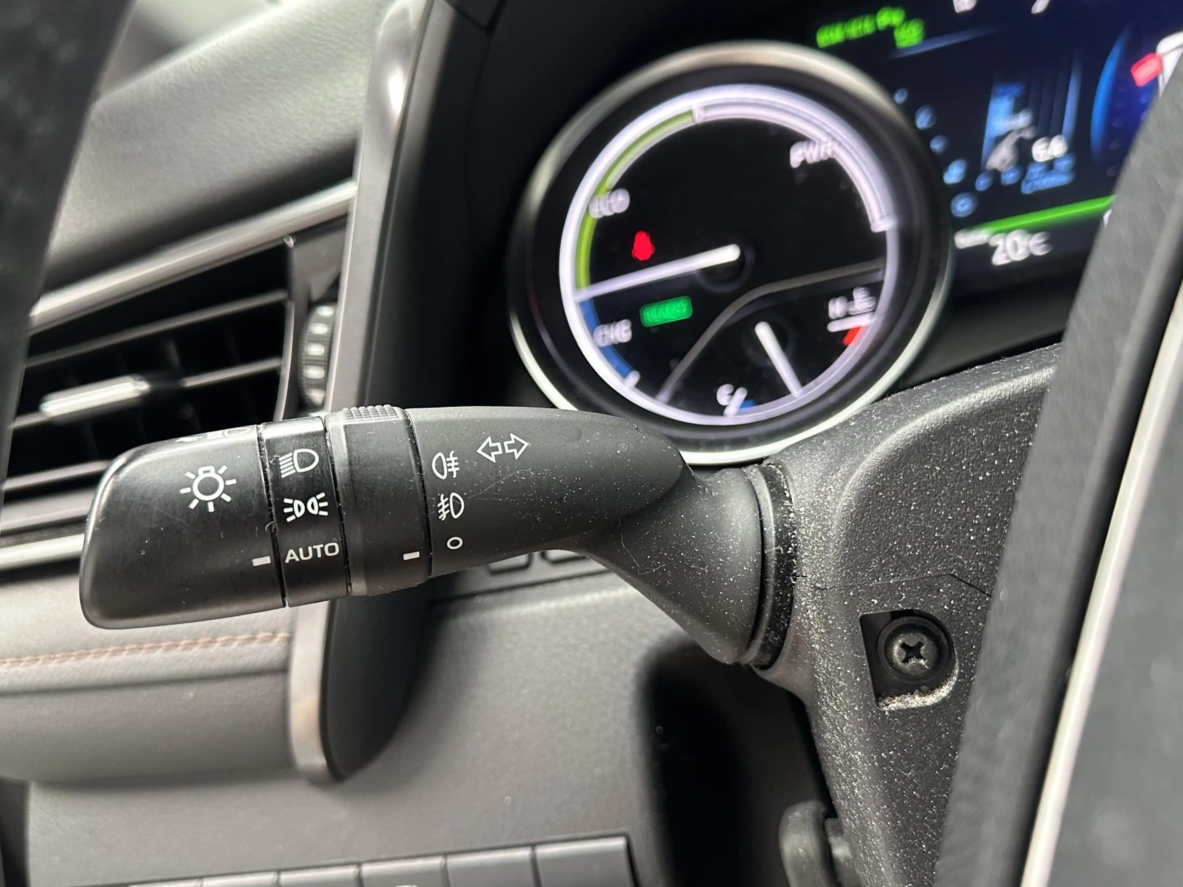 Toyota Camry 2.5 Hybrid Premium — photo 8