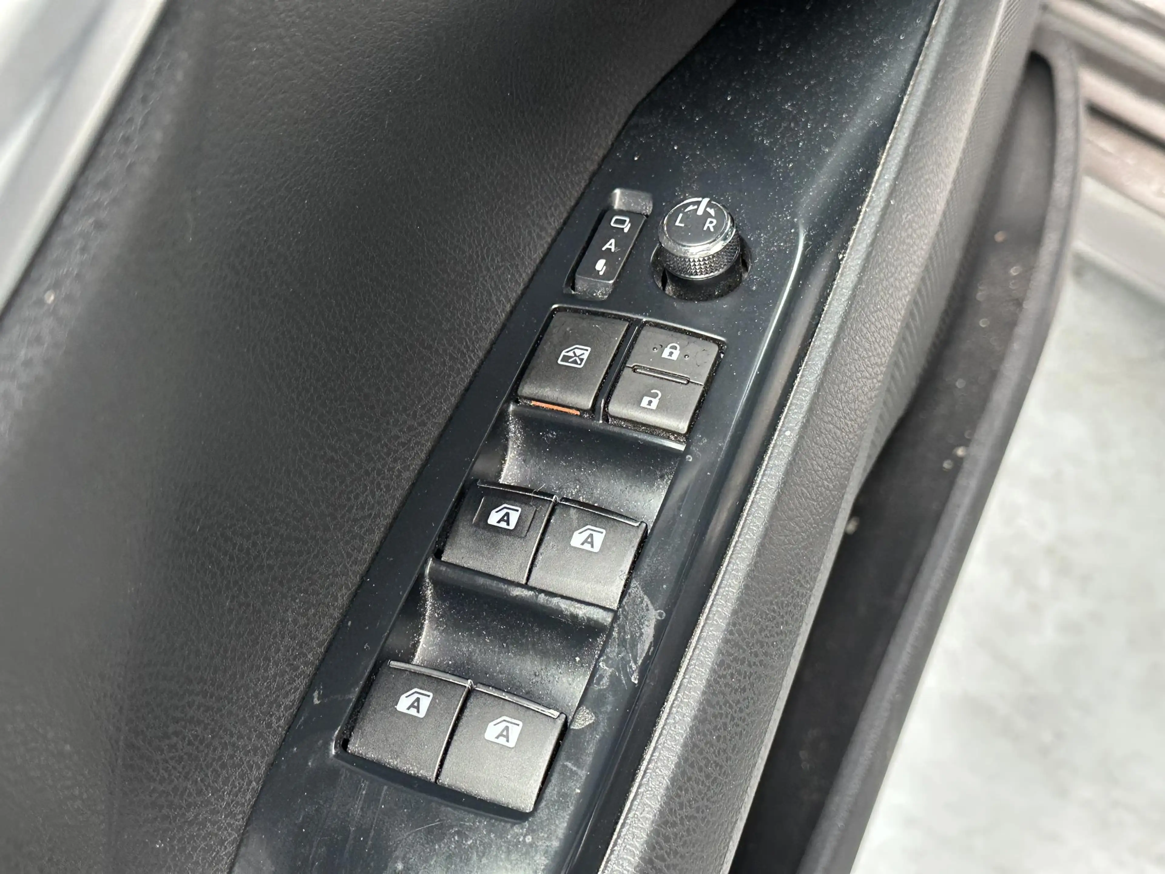 Toyota Camry 2.5 Hybrid Premium — photo 3