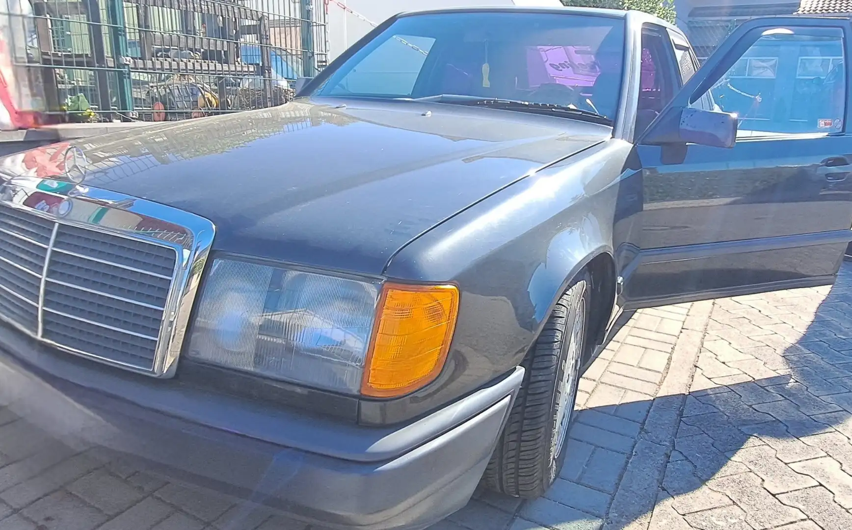 Mercedes-Benz 230 E - 1
