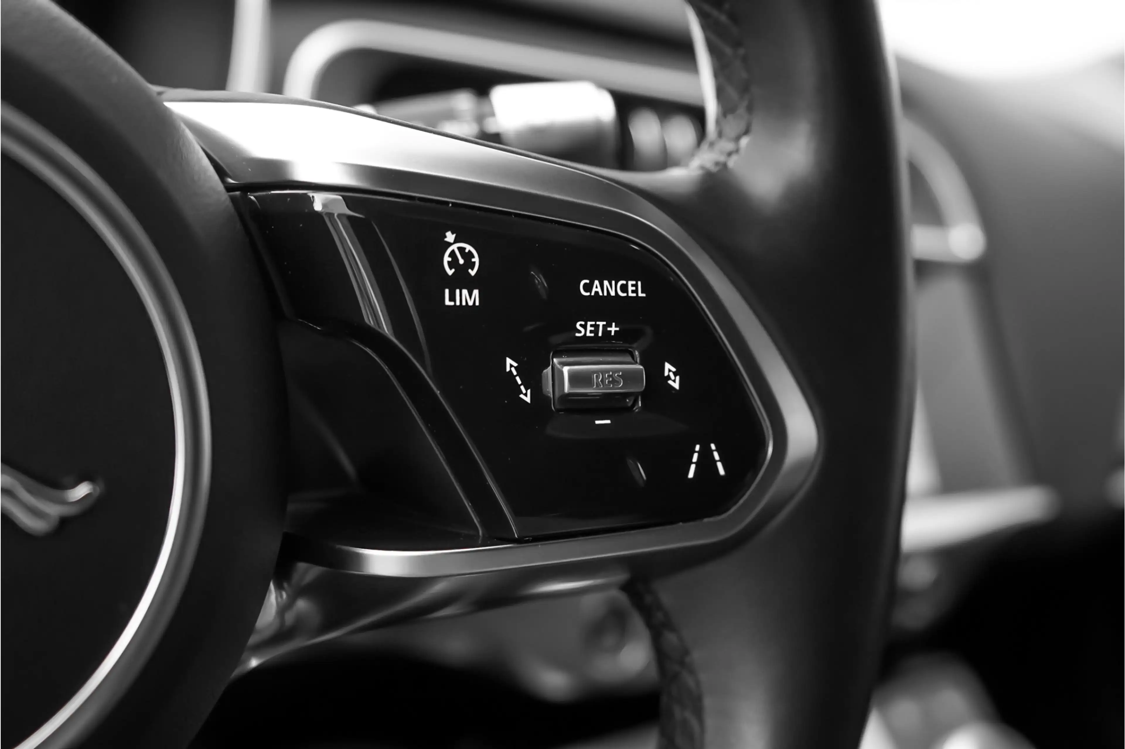 Jaguar I-Pace EV400 SE 90 kWh Pano ACC Camera 21" — photo 38