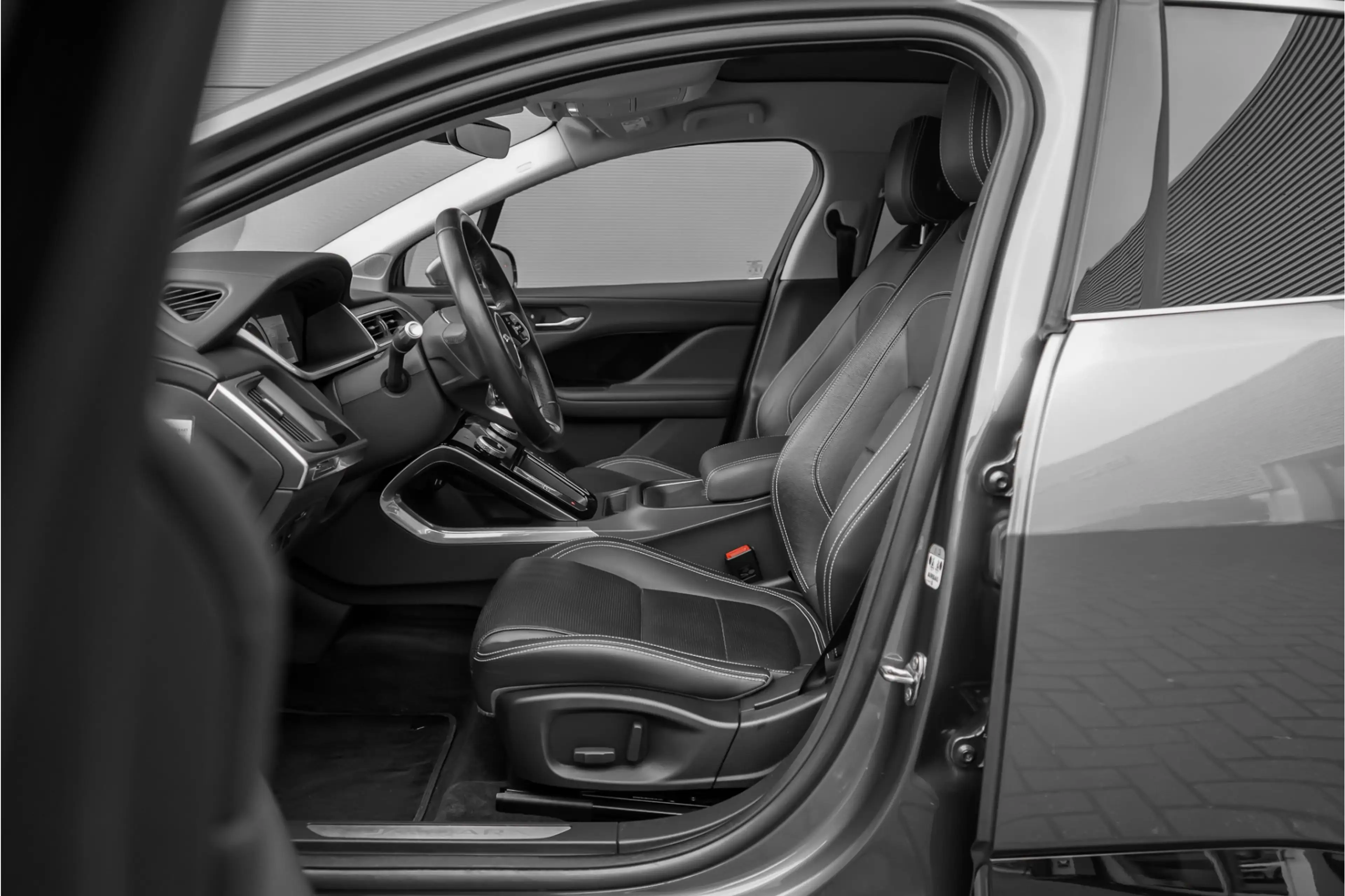 Jaguar I-Pace EV400 SE 90 kWh Pano ACC Camera 21" — photo 4