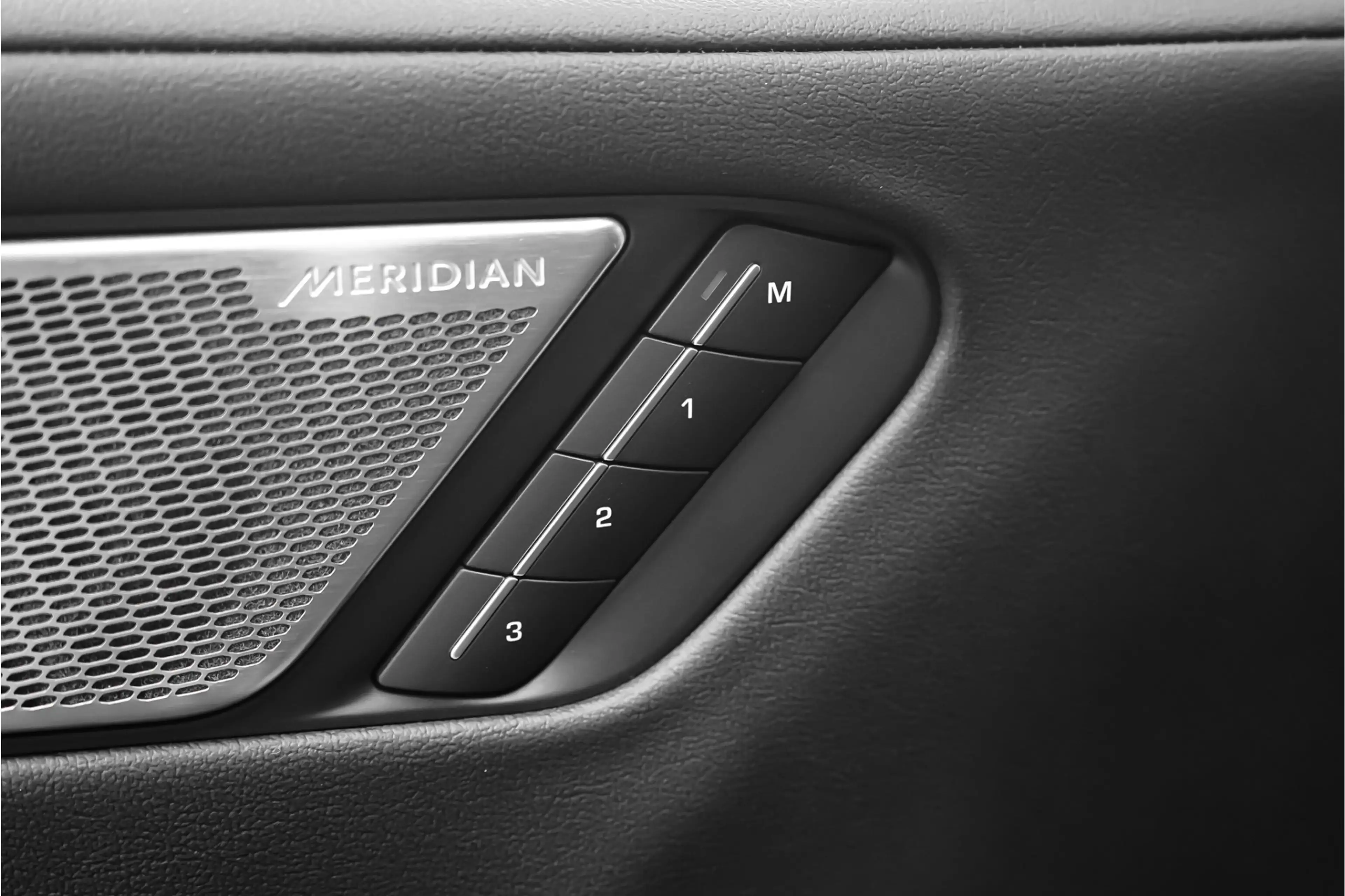 Jaguar I-Pace EV400 SE 90 kWh Pano ACC Camera 21" — photo 34