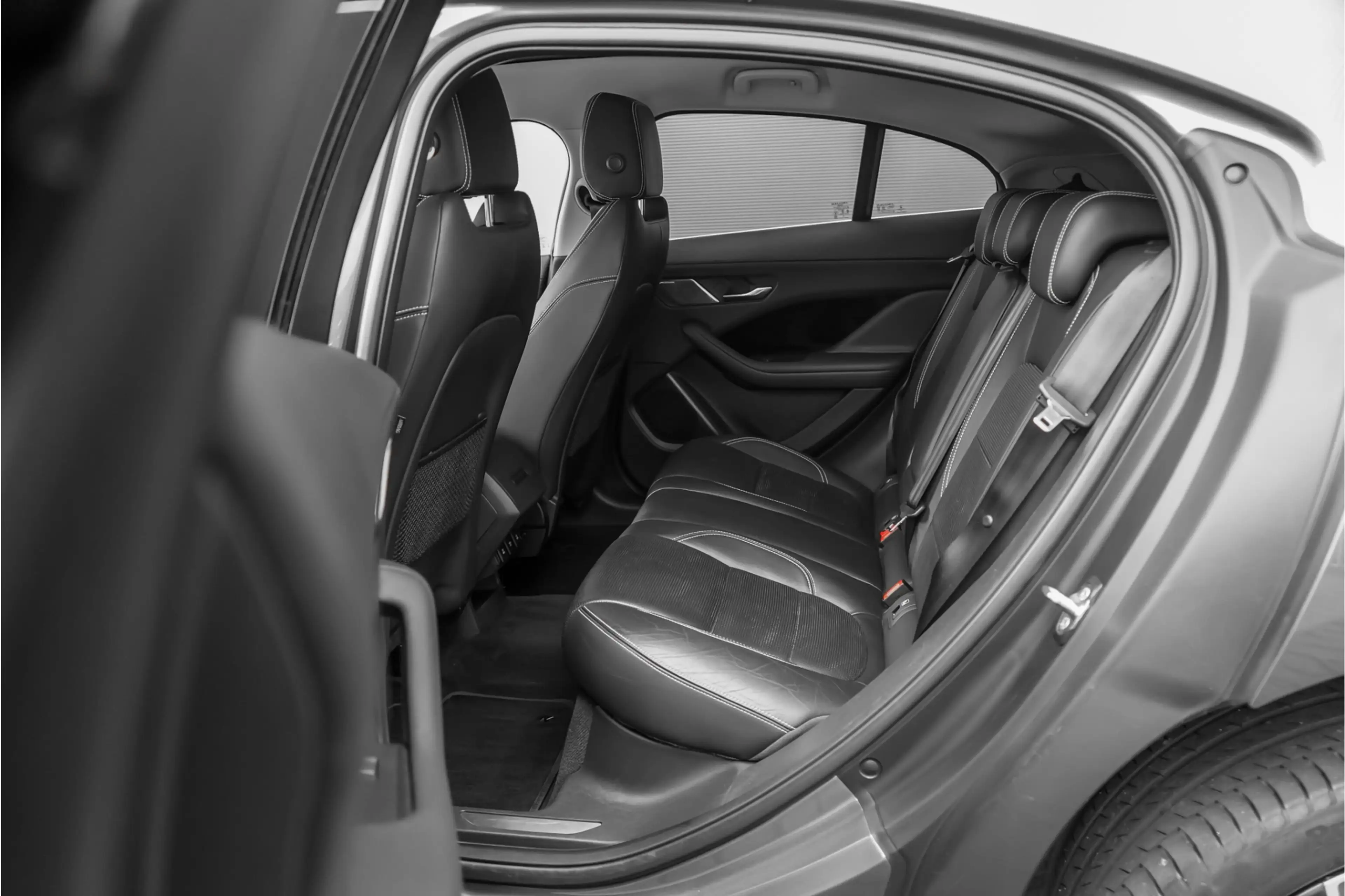 Jaguar I-Pace EV400 SE 90 kWh Pano ACC Camera 21" — photo 6