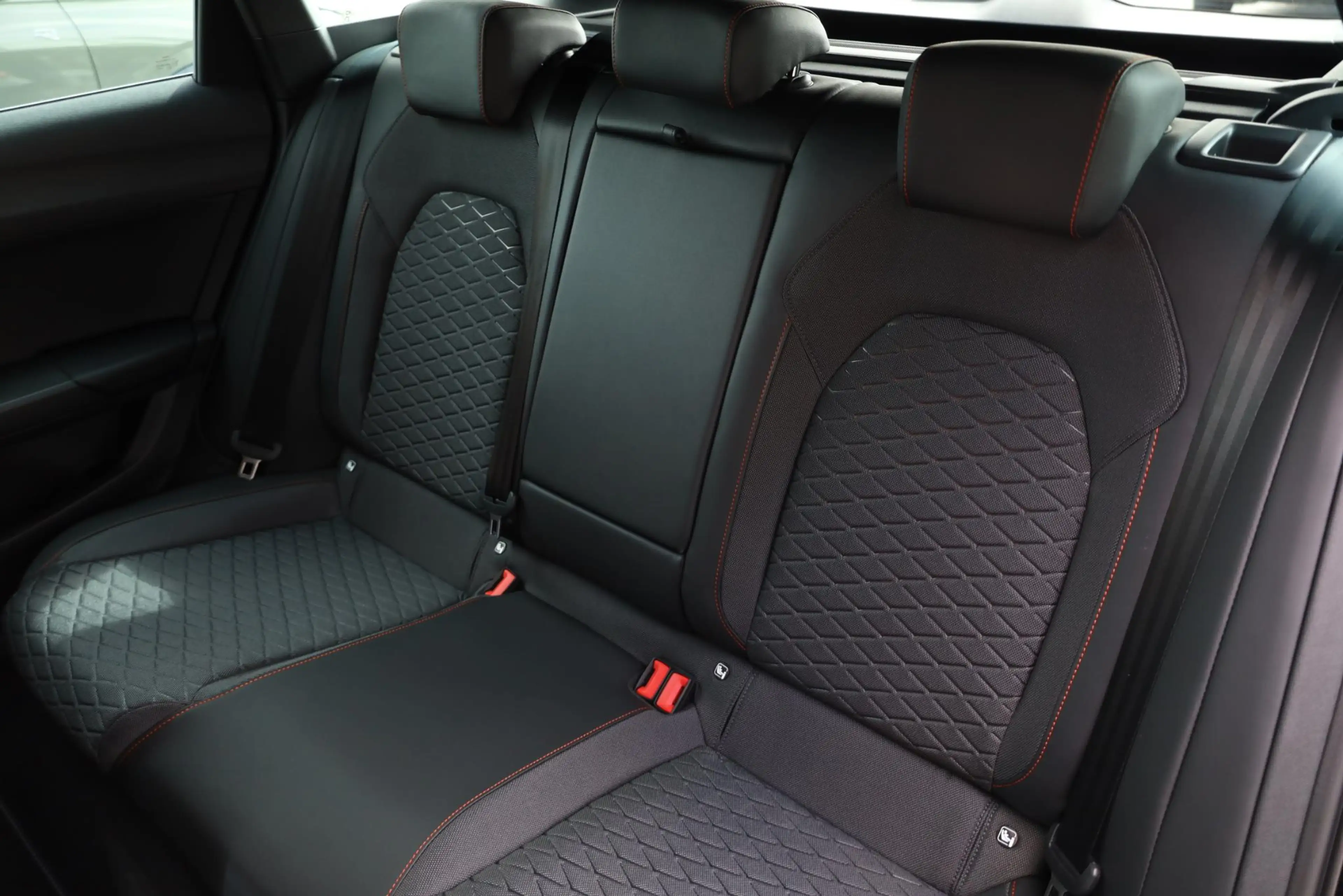 SEAT Leon e-Hybrid Sportstourer 1.5 TSI FR Business 204PK / 150kW DSG — photo 39