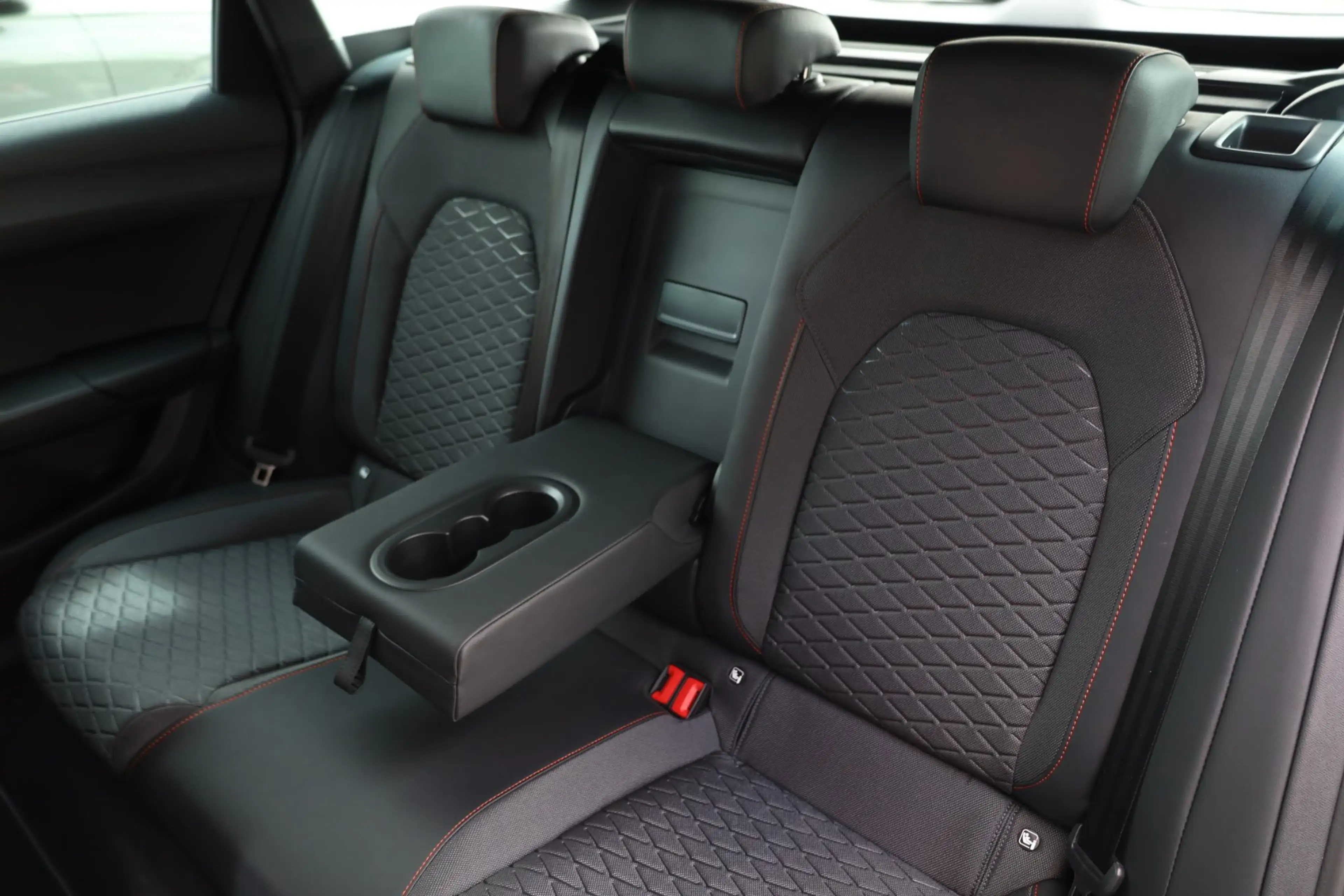 SEAT Leon e-Hybrid Sportstourer 1.5 TSI FR Business 204PK / 150kW DSG — photo 38