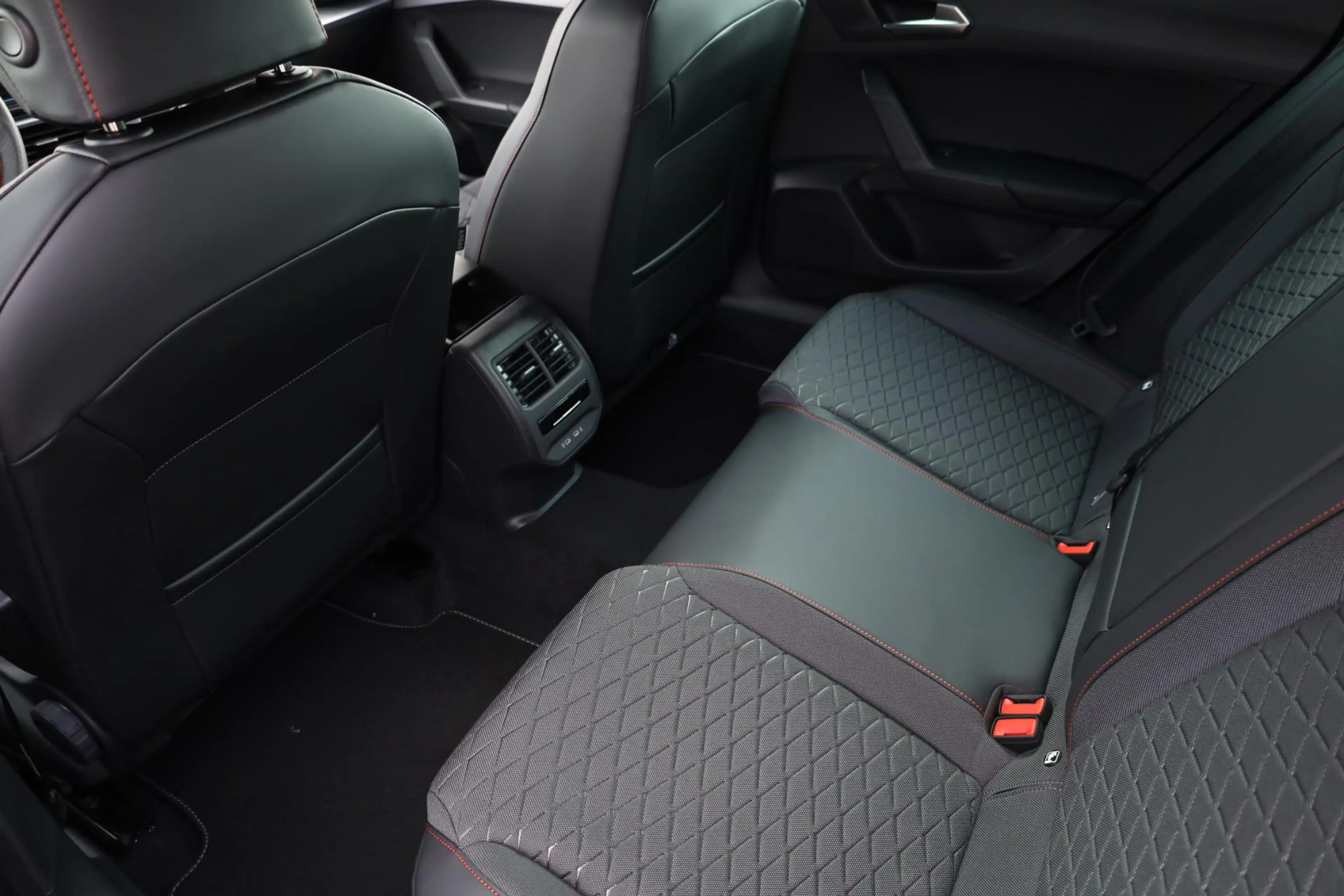SEAT Leon e-Hybrid Sportstourer 1.5 TSI FR Business 204PK / 150kW DSG — photo 37