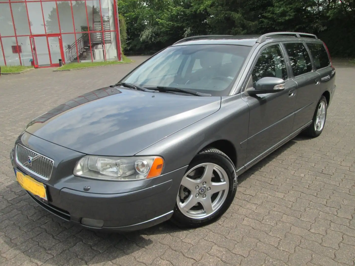 Volvo V70 2.4D Edition 120kW Automatik  Scheckheft gep Gris - 1