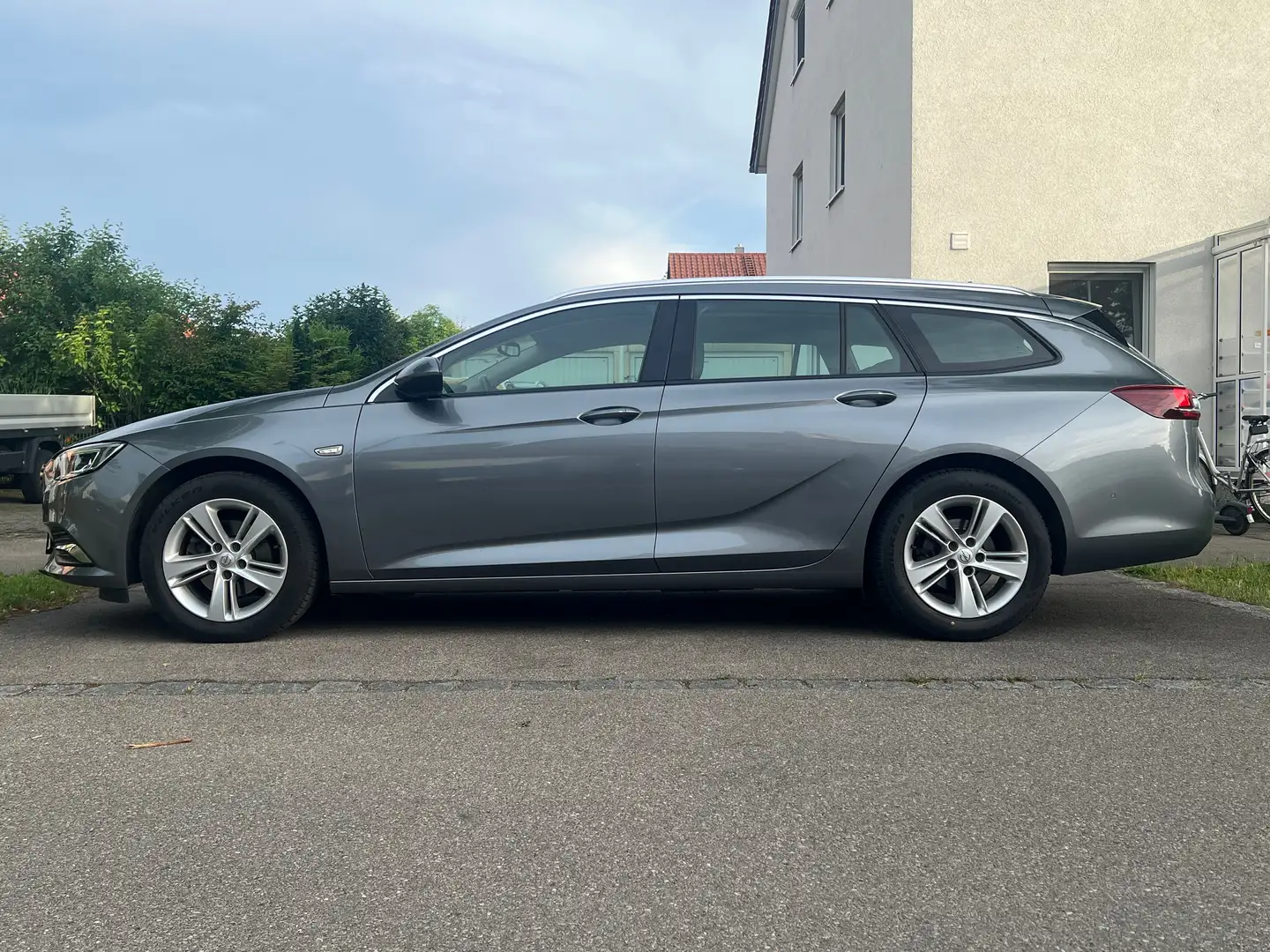 Opel Insignia Sports Tourer 1.6 Diesel Aut Business Innovation Grau - 1