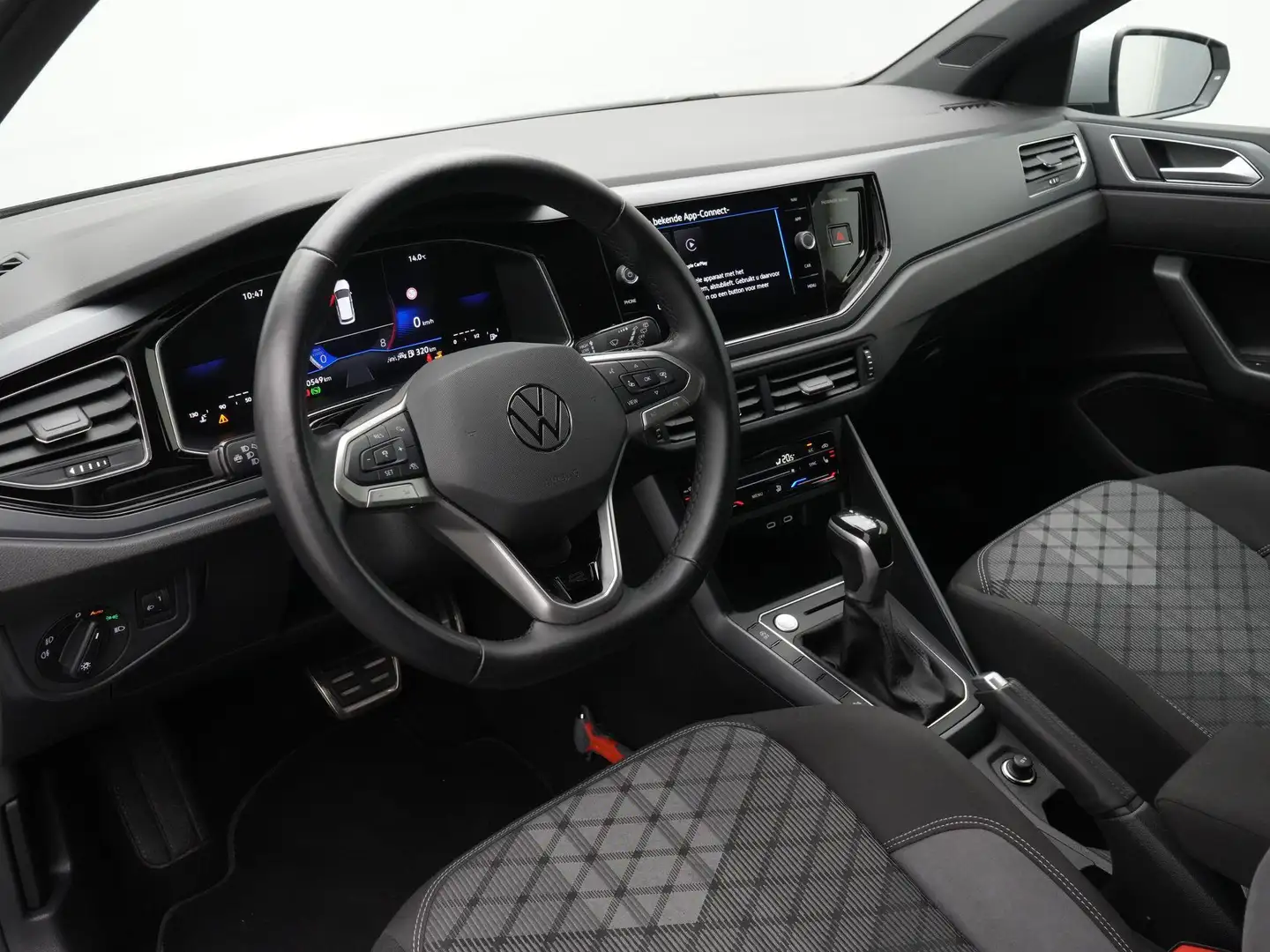 Volkswagen Polo 1.0 TSI 95 pk DSG R-Line | Achteruitrijcamera | St Argento - 2